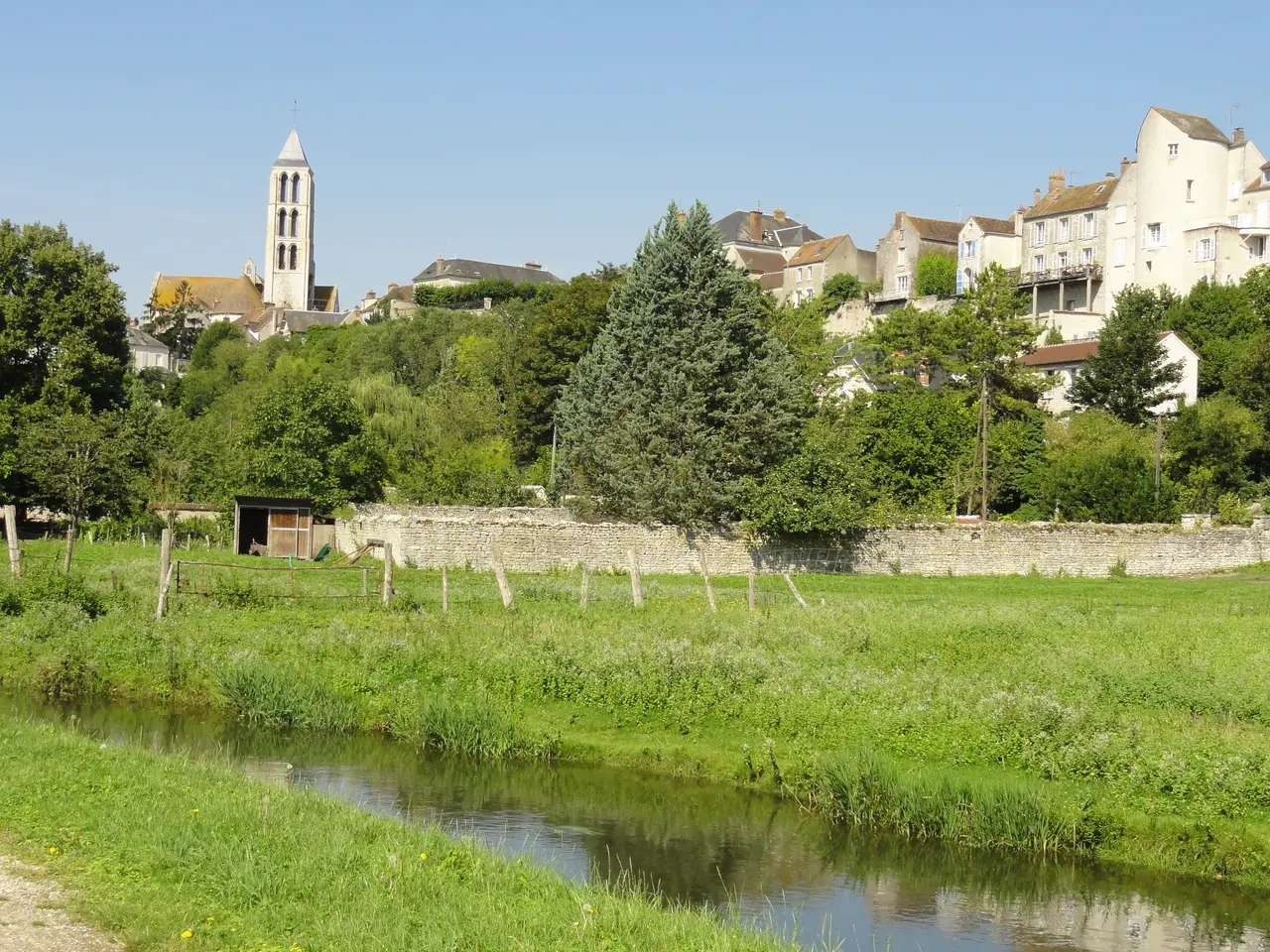 Château-Landon (77), panorama depuis la vallée du Fusain, avec le clocher de l'église Notre-Dame 1