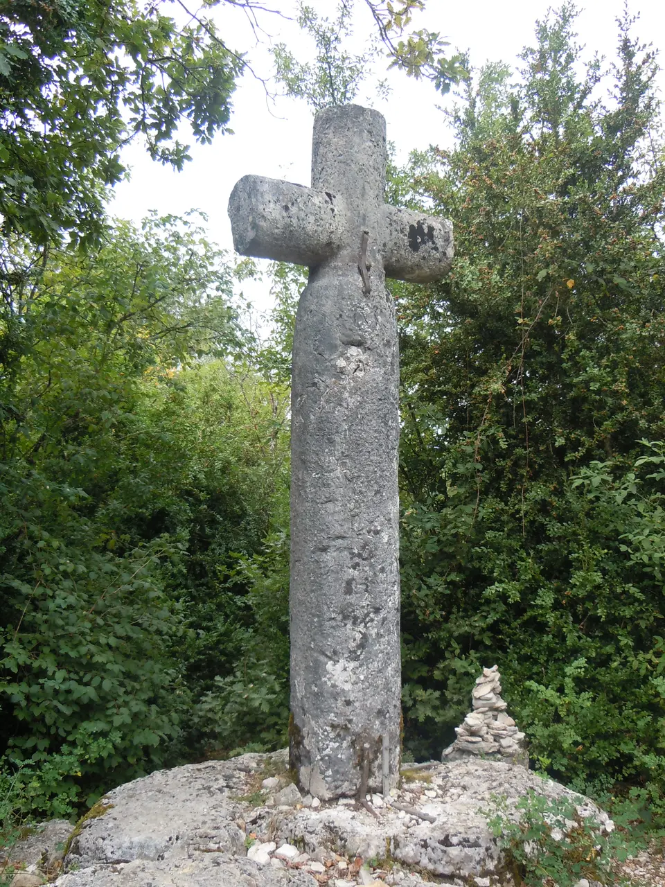 File:Croix de Chevru (Yenne).JPG