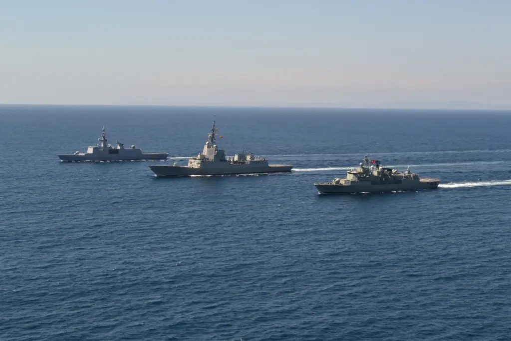 Ejercicio de evoluciones de la fragata francesa Coubert, portuguesa Alvares Cabral y la F105