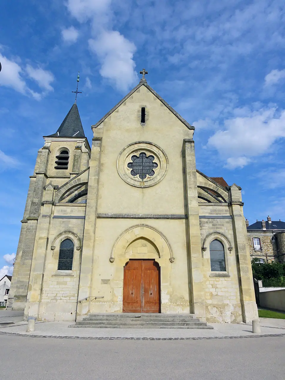 Domont - Façade de l'église 01