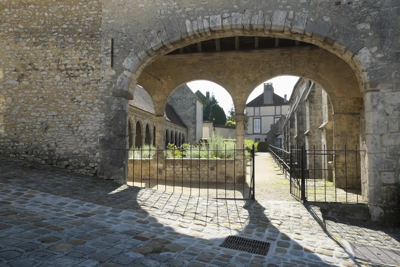 Donnemarie-Dontilly Cloître 976