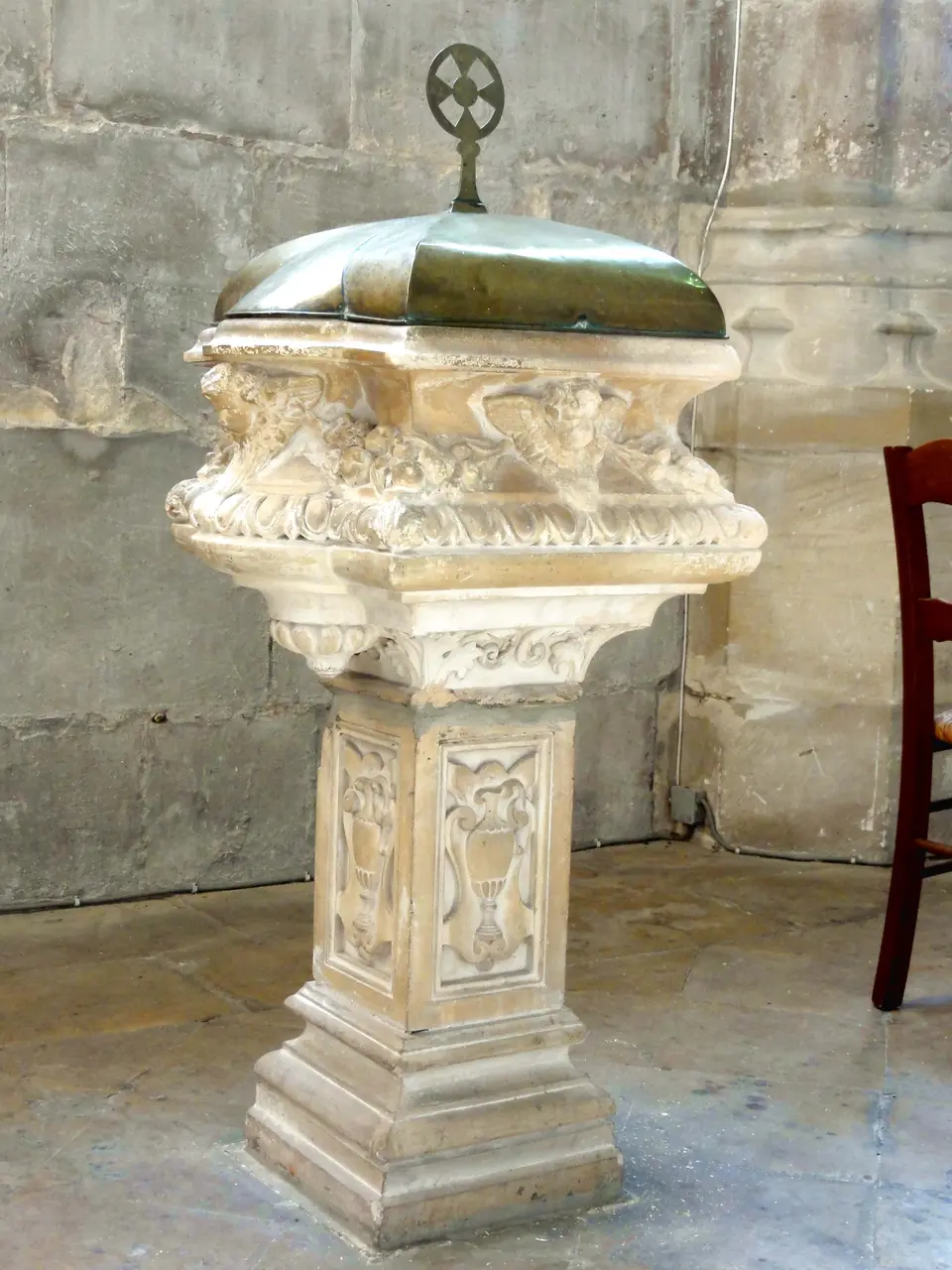 Ézanville (95), église Notre-Dame de l'Assomption, chœur, fonts baptismaux 2