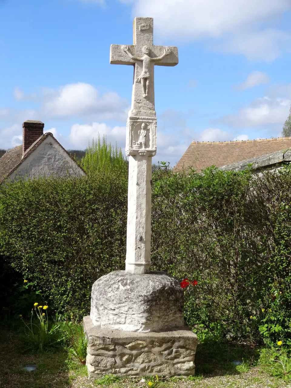 Follainville-Dennemont (78), église Saint-Martin, calvaire sur le parvis, XVIe siècle, IMH 1
