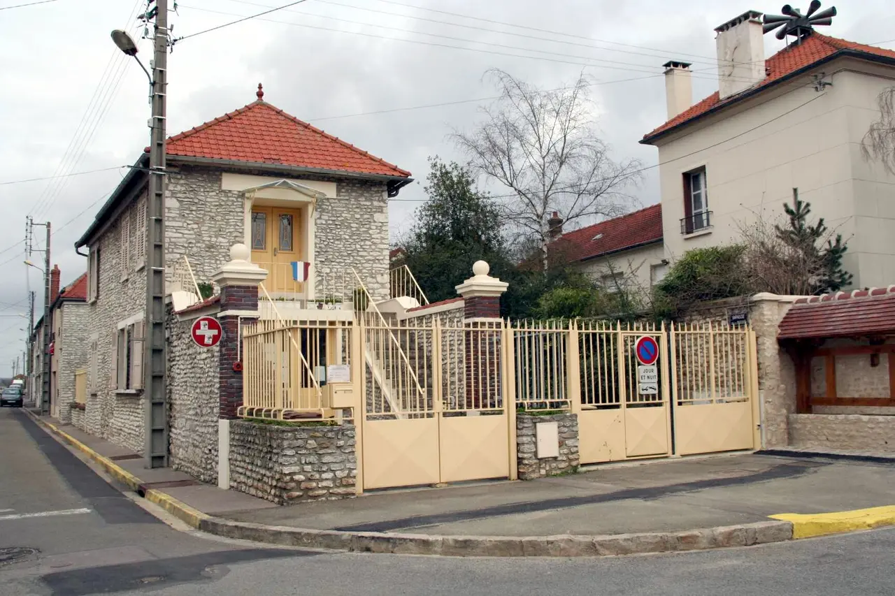 Guernes - Mairie01