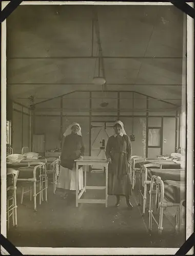 Nursing sisters Alice Isaacson and Marguerita Walsh, ward 8, No. 6 Canadian General Hospital, Joinville-le-Pont, France / Infirmières militaires Alice Isaacson et Marguerita Walsh, salle 8, Hôpital général canadien no 6, Joinville-le-Pont, France