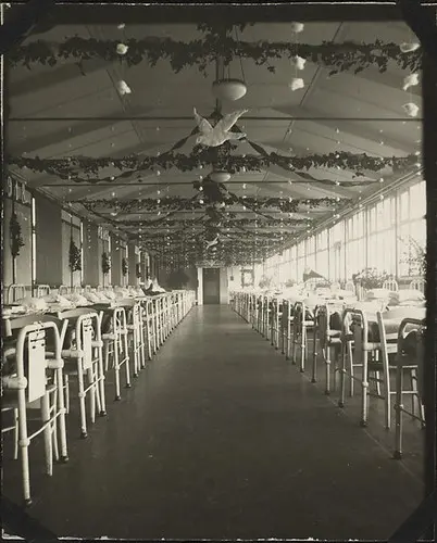 Ward 8, No. 6 Canadian General Hospital, decorated for Christmas 1918, Joinville-le-Pont, France / La salle 8 de l’Hôpital général canadien no 6 décorée pour Noël 1918, Joinville-le-Pont, France