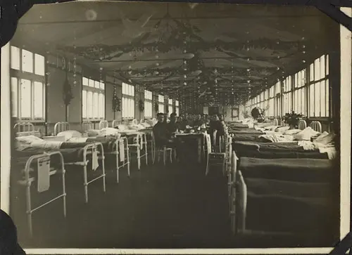 Ward 8, No. 6 Canadian General Hospital, decorated for Christmas 1918, Joinville-le-Pont, France / La salle 8 de l’Hôpital général canadien no 6 décorée pour Noël 1918, Joinville-le-Pont, France