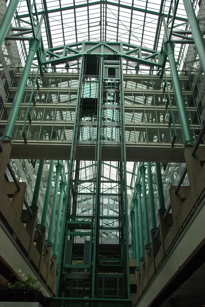 La verrière de l'atrium et ses ascenseurs (Gare du Nord -Bruxelles)