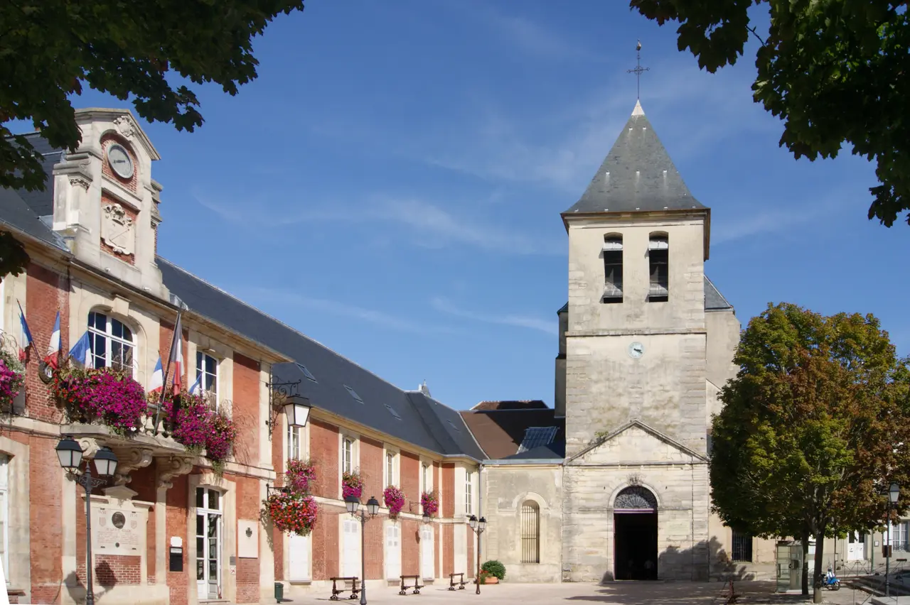 L136 - Lagny-sur-Marne - Abbatiale et Hotel de ville
