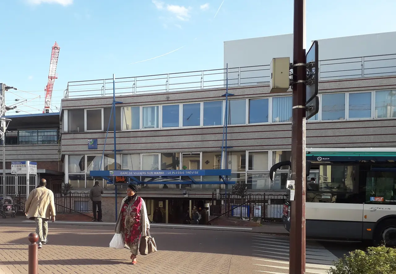 Gare de RER E Villiers-sur-Marne - Le Plessis-Trévise, vue rapprochée