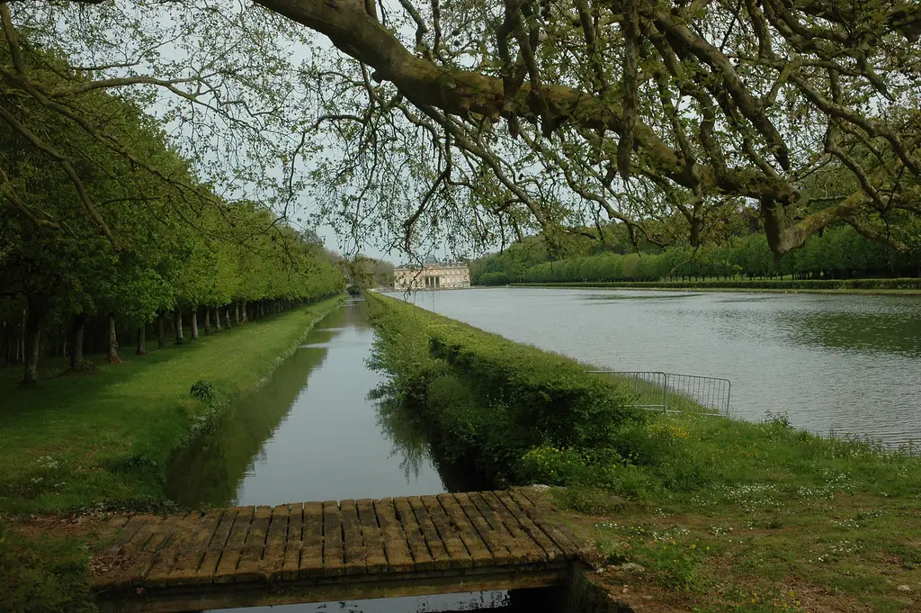 La grande pièce d’eau du Château du Marais, élargissement d'un ancien canal, est alimentée par la Rémarde (affluent de l’Orge) – D27, Le Val-Saint-Germain (91) Essonne, Île-de-France // 67.7 - 9 //