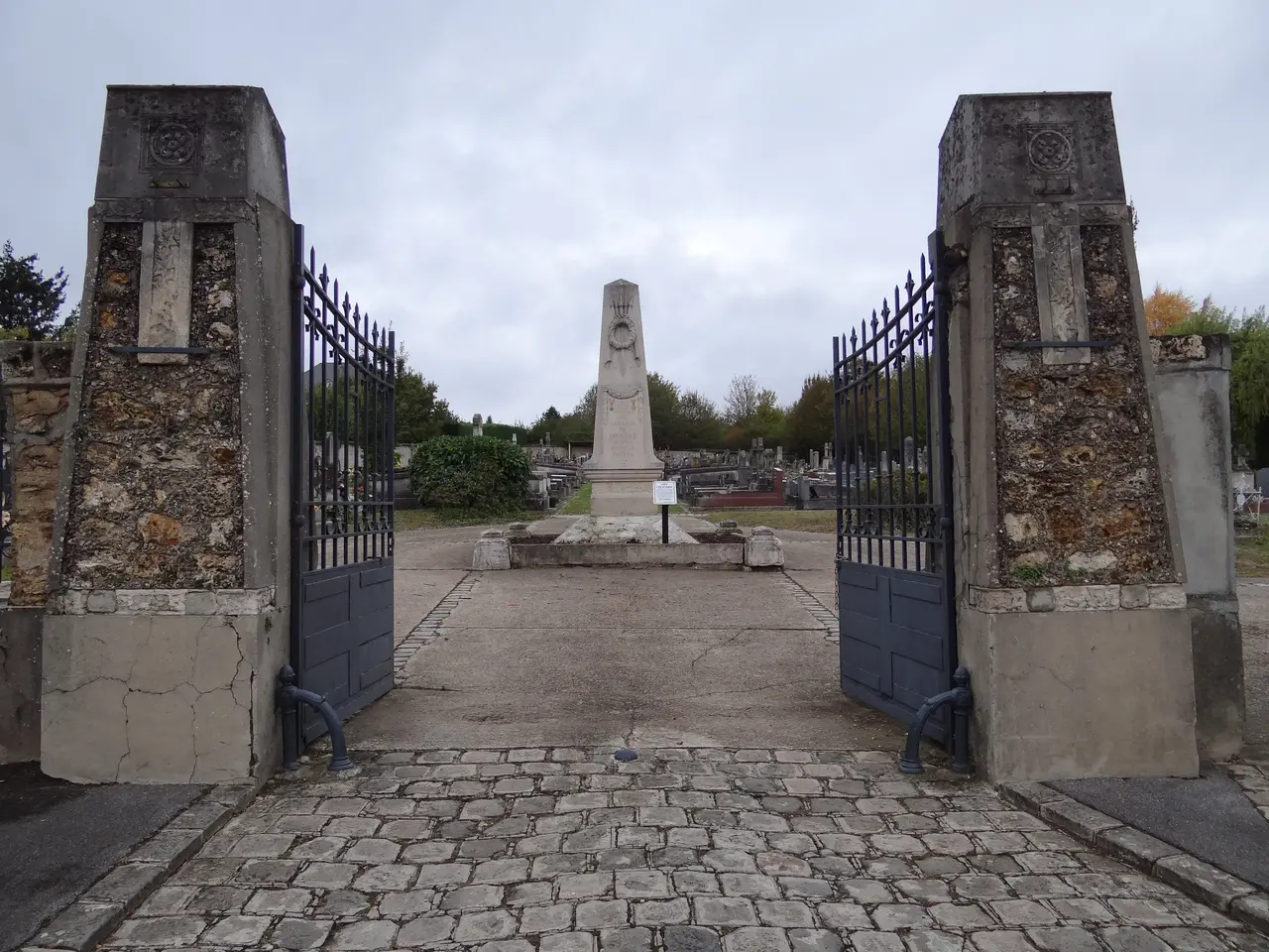 Leuville-sur-Orge, Cimetière, entrée