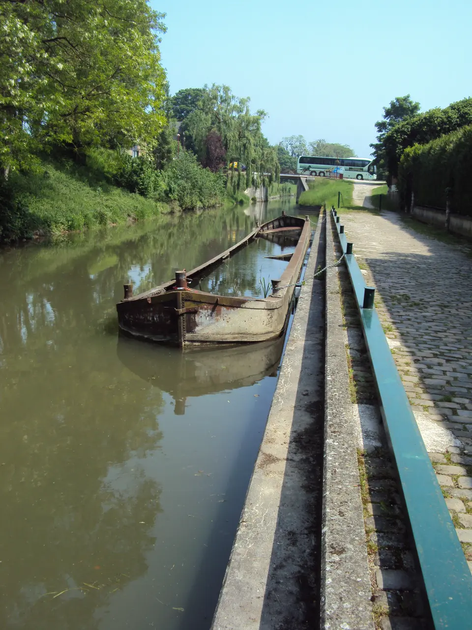 File:Epave de flute a Lizy sur ourcq sur le canal et pont de la D401.jpg