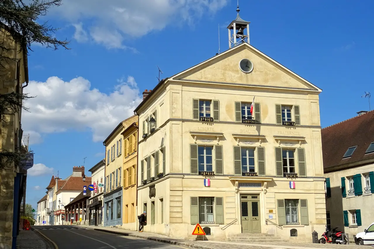 Luzarches (95), la mairie, vue depuis le sud-ouest, et rue Charles-de-Gaulle