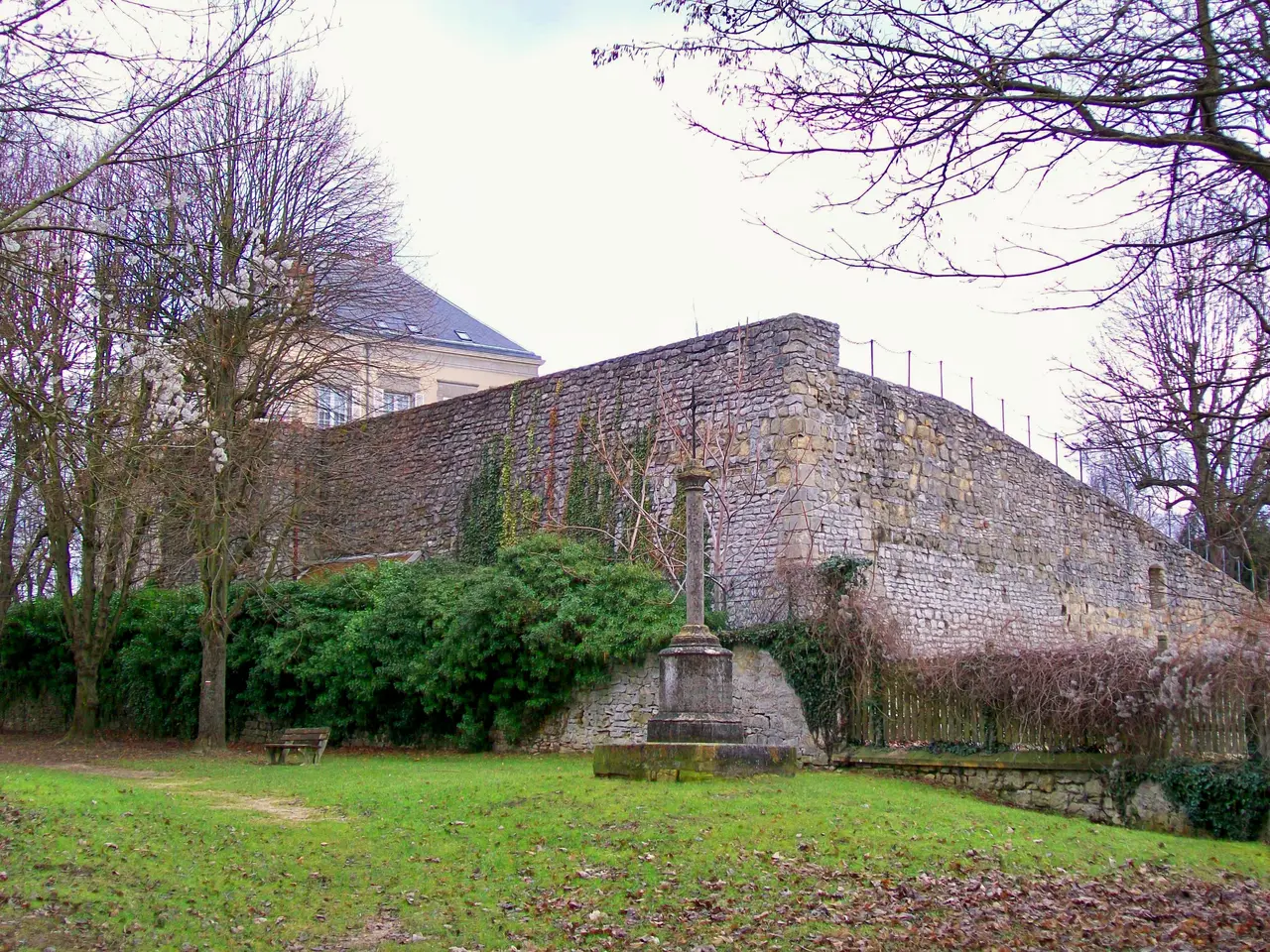 File:019 Luzarches 20.01.2011 enceinte du château d'En-Haut et croix St-Côme.jpg