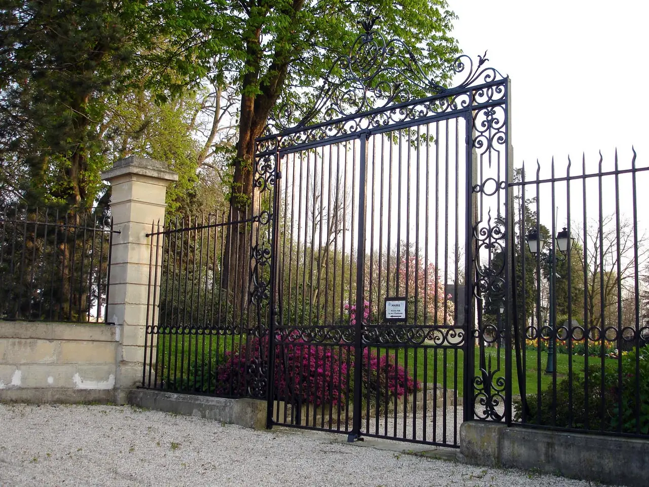 Margency - Grille du parc de la mairie 01