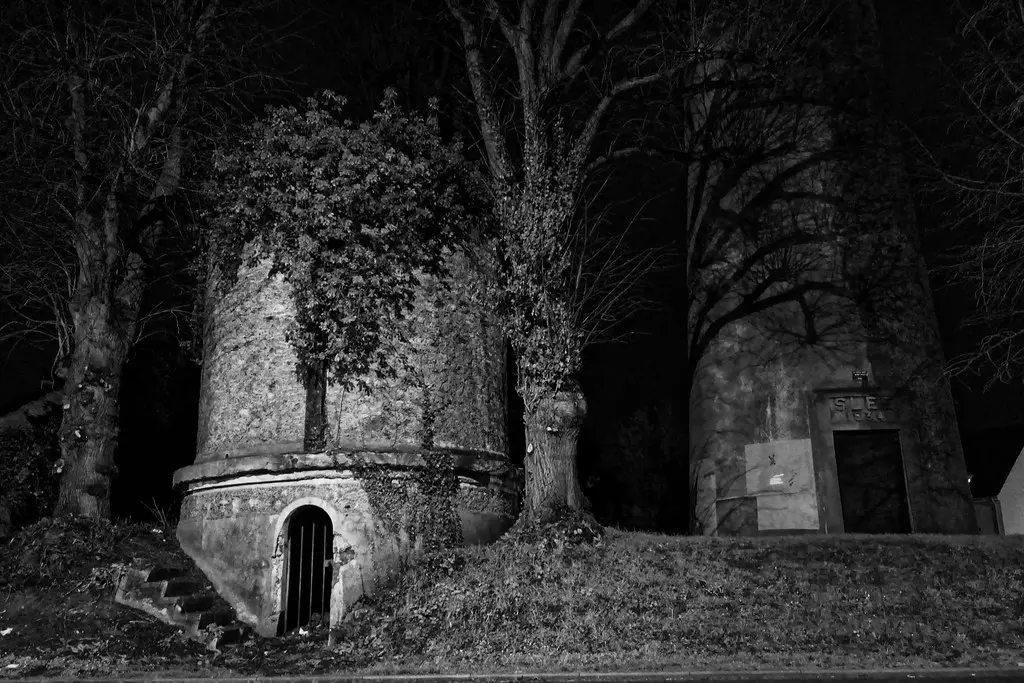 ancien et nouveau chateau d'eau à Mennecy (lumix cm1)