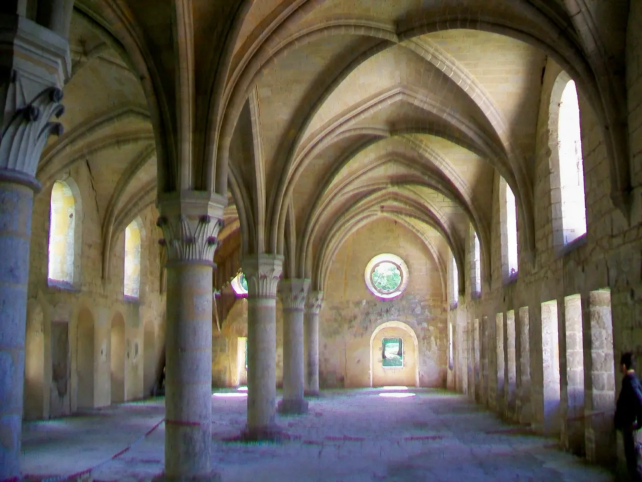 Mériel (95), abbaye Notre-Dame du Val, dortoir des moines 02