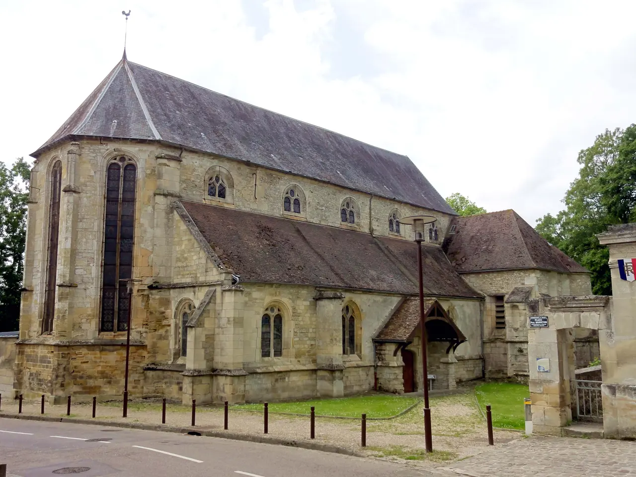 Mézy-sur-Seine (78), église Saint-Germain, vue depuis le nord 2