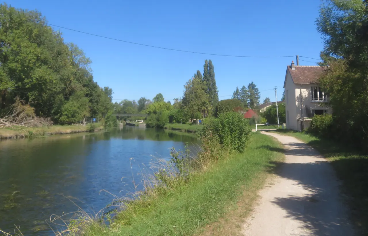 Canal du Loing vers l'écluse à Moncourt-Fromonville