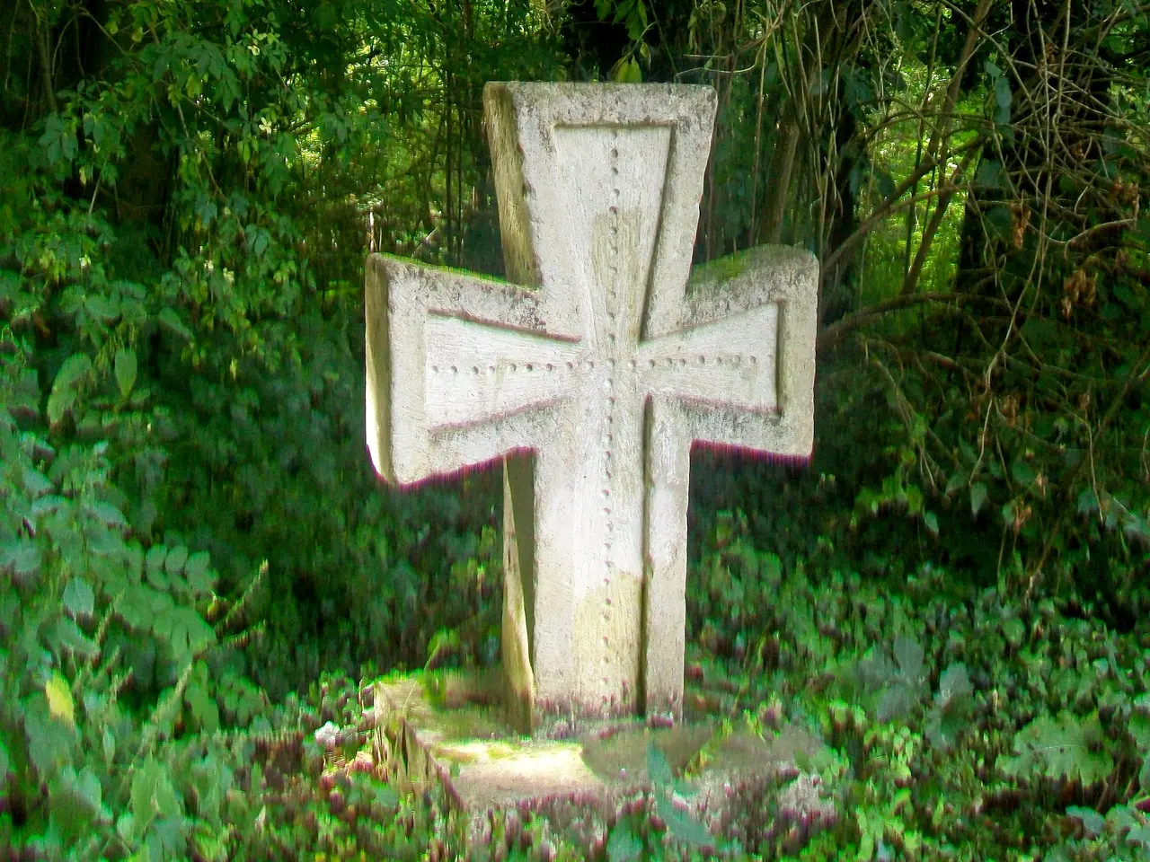 Nesles-la-Vallée (95), replique de la croix romane