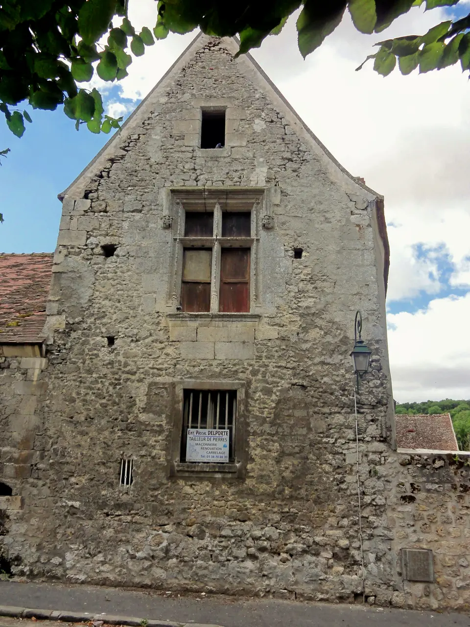 Nesles-la-Vallée (95), ferme de Bertheuil, ancien manoir, pignon nord-est