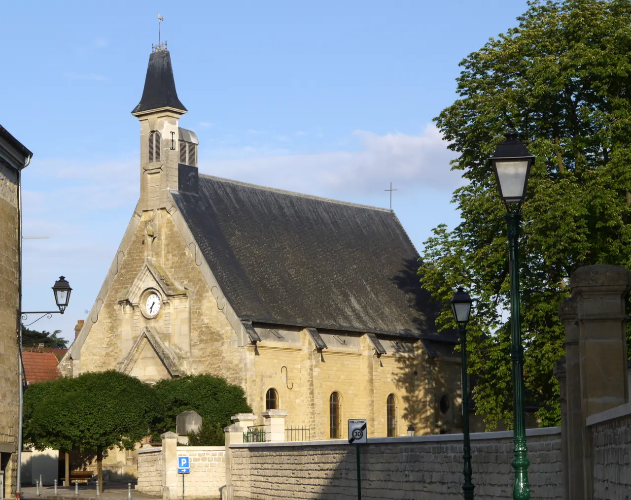 File:Eglise de Neuville sur Oise P1100109.jpg