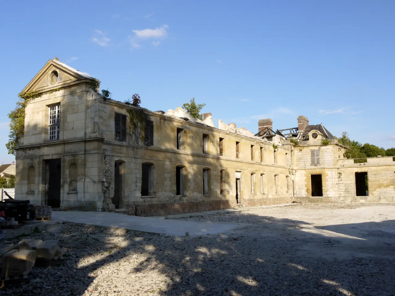 File:Chateau de Neuville sur Oise P1100105.jpg