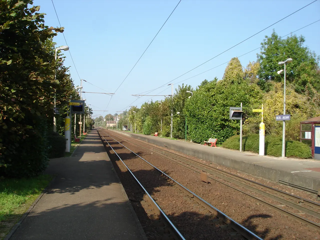 File:Gare de Nézel - Aulnay (78) - Quai pour Mantes-la-Jolie - vue vers Mantes-la-Jolie.jpg