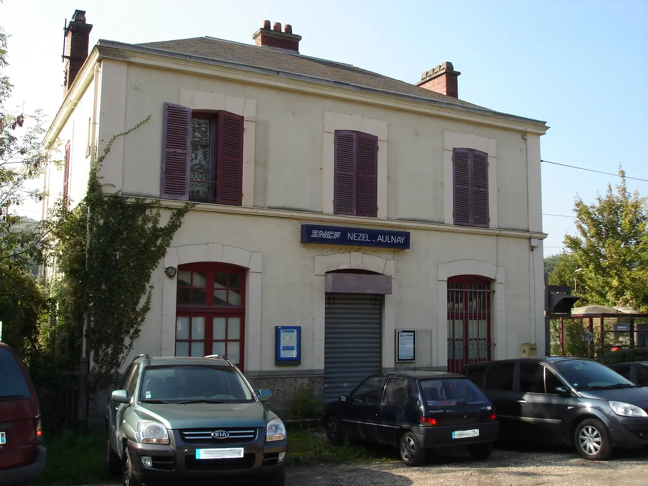 File:Gare de Nézel - Aulnay (78) - Bâtiment voyageurs.jpg