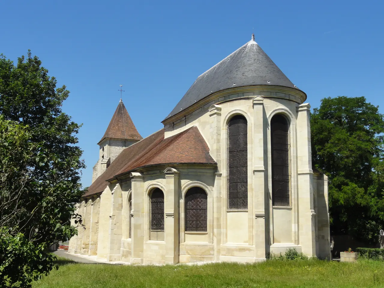 Roissy-en-France (95), église Saint-Éloi, vue depuis le sud-est 2