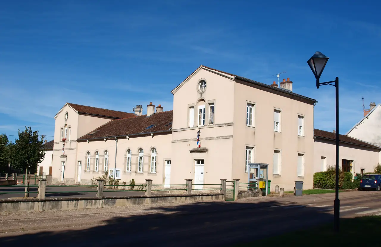 File:Meilly et Rouvres-FR-21-mairies & école-02.JPG