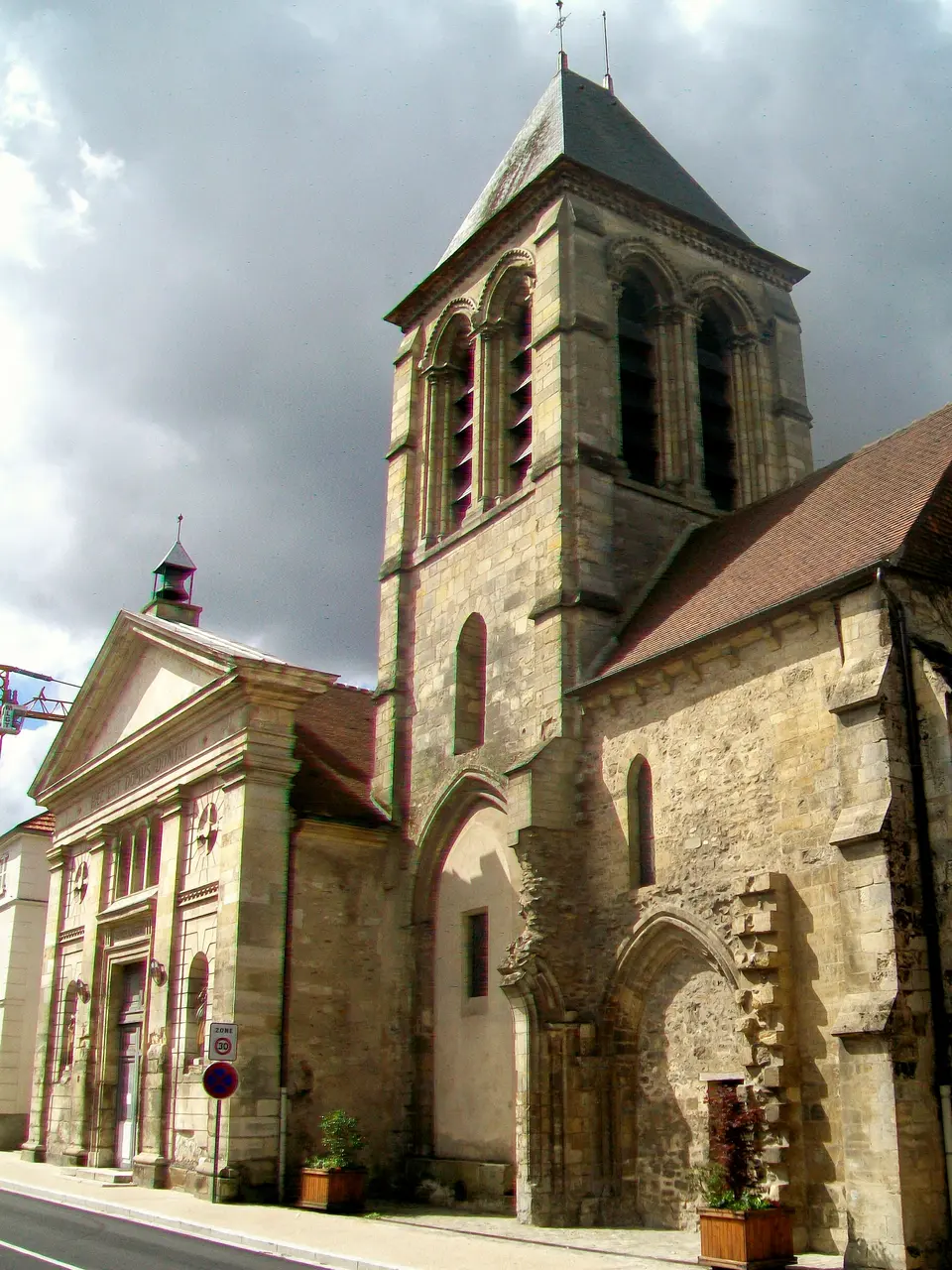 Saint-Brice-sous-Forêt (95), église Saint-Brice, clocher et transept nord, XIIIe siècle, rue de Paris