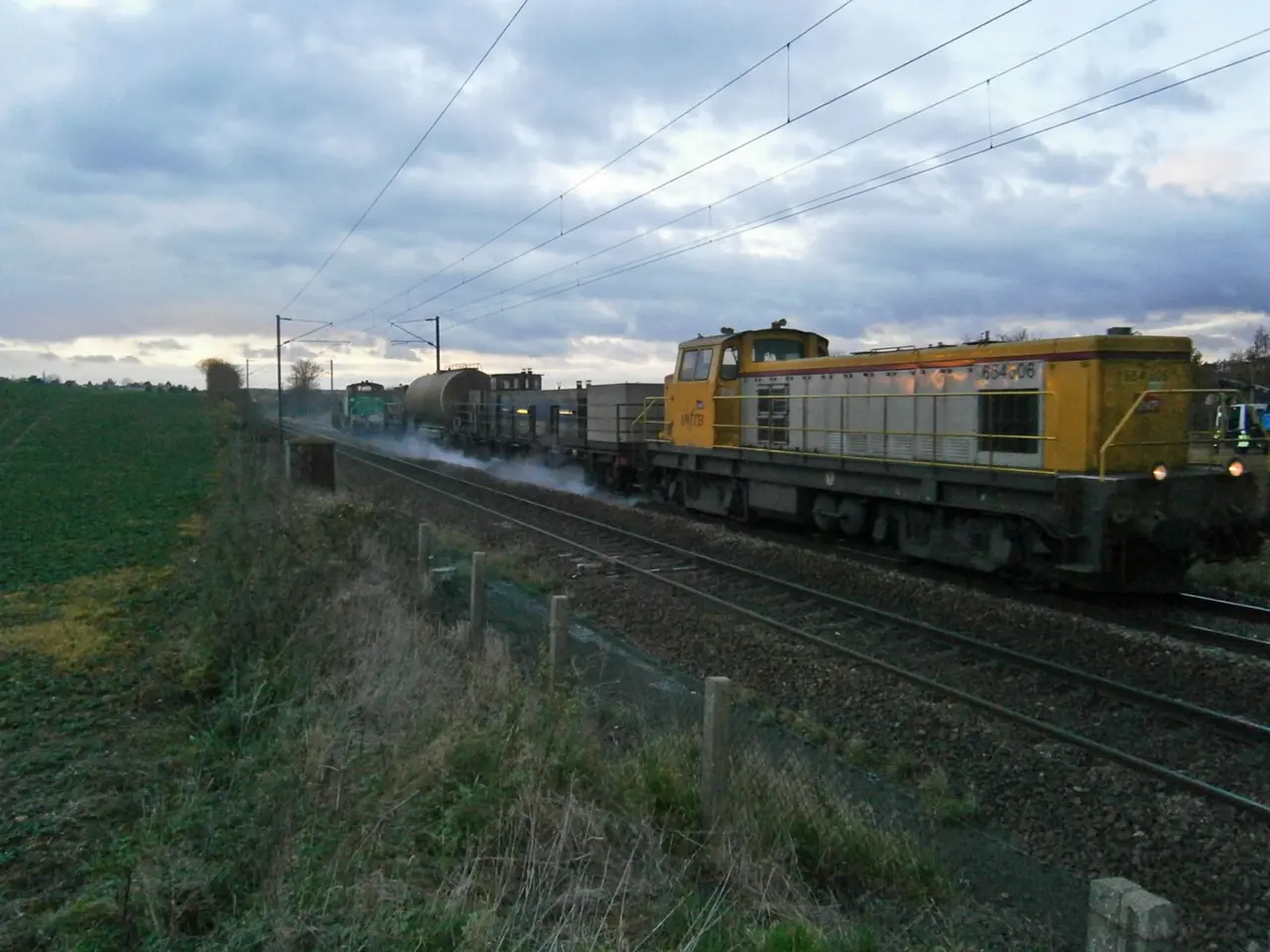 File:Ligne de Saint-Cyr à Surdon - Saint-Germain-de-la-Grange (78) - BB 60000 et wagons nettoyeurs de voies.jpg