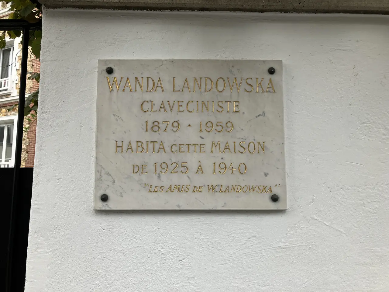 Plaque sur sa maison, au 154, rue du Général-de-Gaulle, à Saint-Leu-la-Forêt.