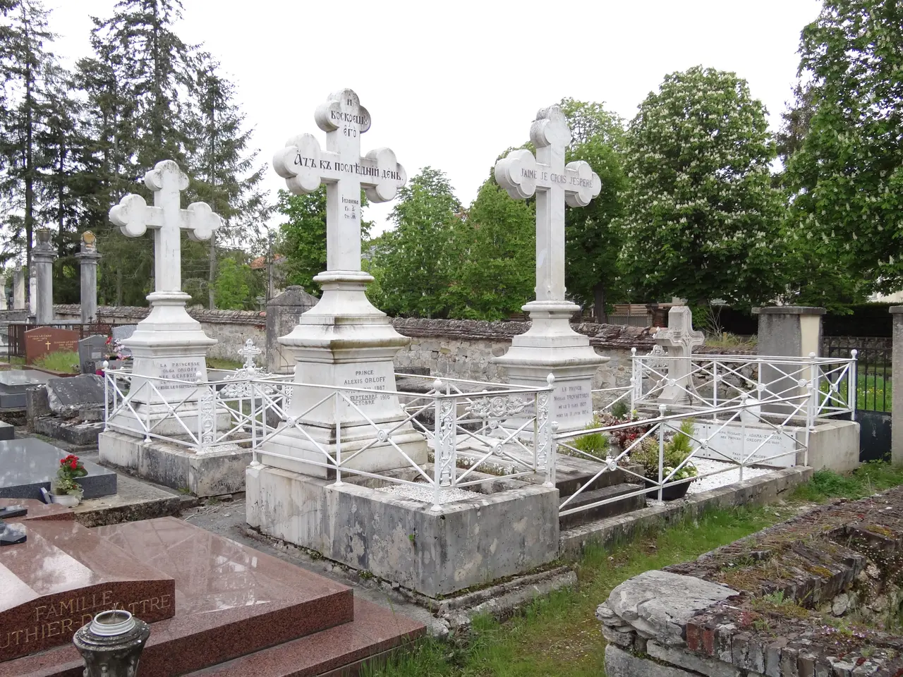 Samois-sur-Seine, Cimetière, Enclos funéraire de la famille Orlov 1