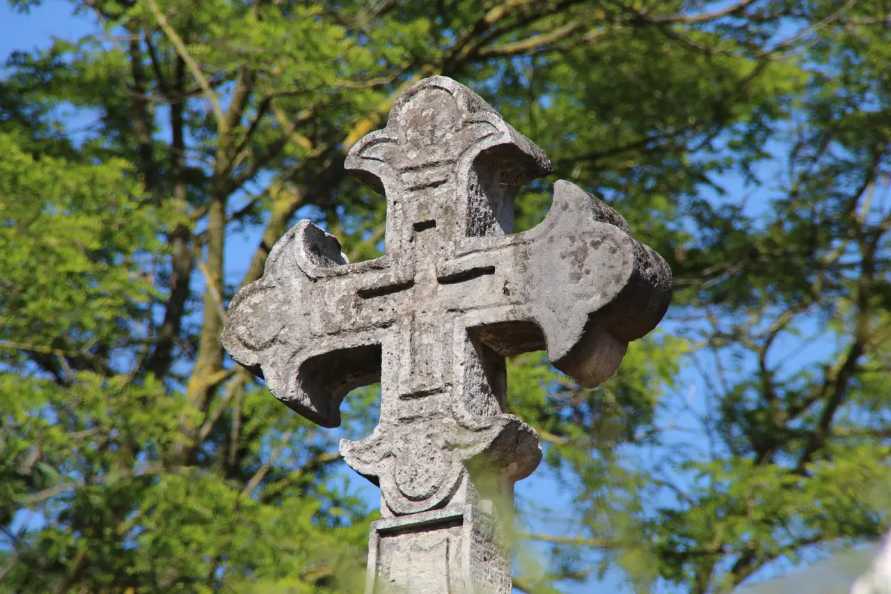 Croix de cimetière le long de l'église Saint-Rigomer-et-Sainte-Ténestine de Vauhallan en 2013