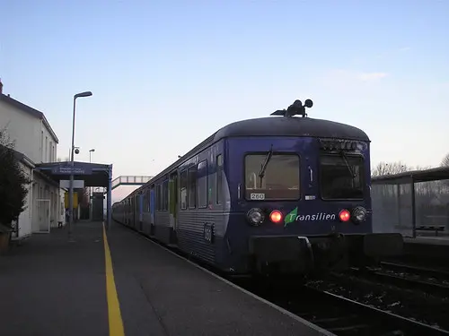 RIO 79 pour Provins marquant l'arrêt à Verneuil-l'Étang (22 décembre 2007)