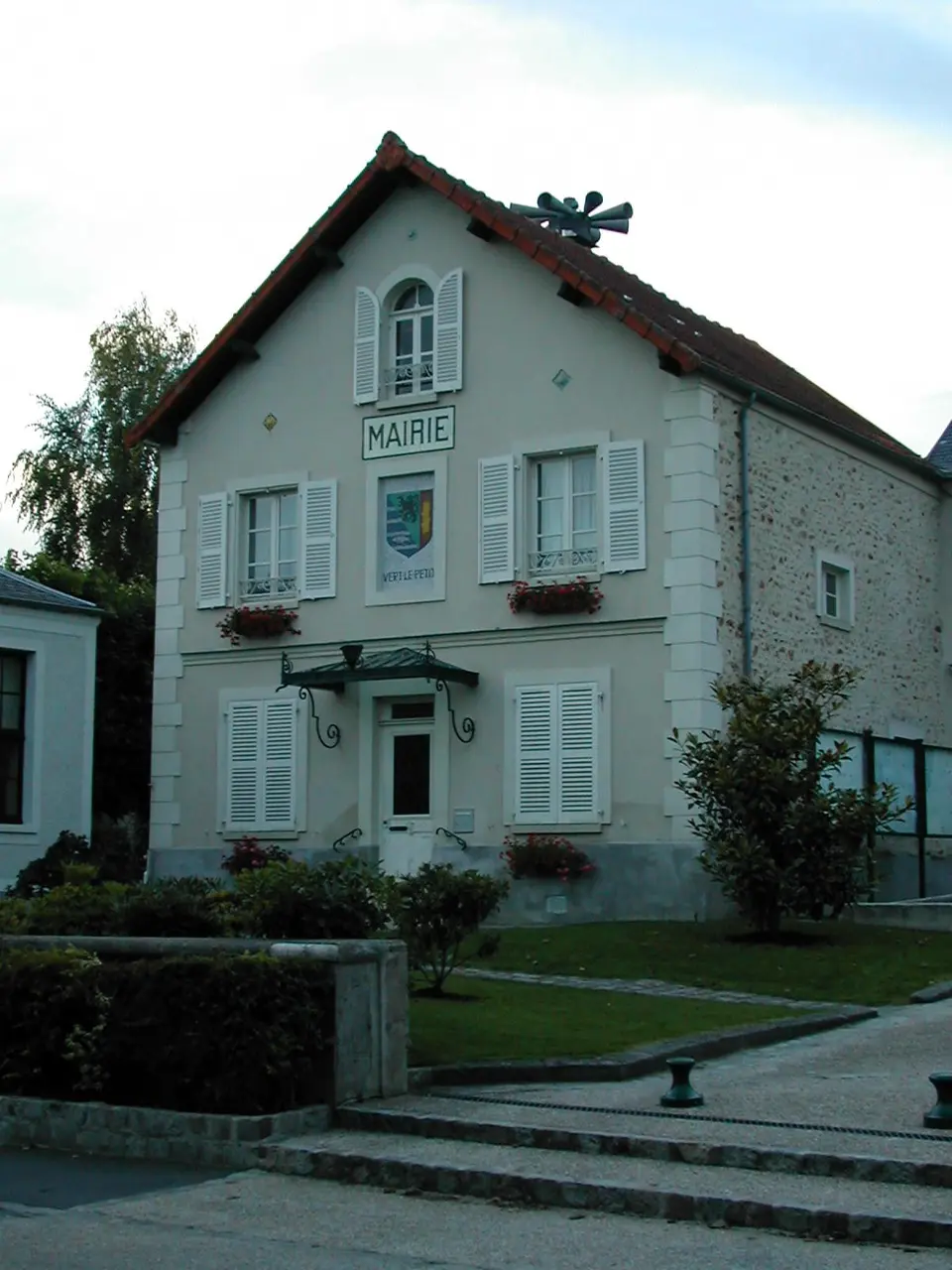 File:Mairie Vert-le-Petit 26-07-2002.jpg