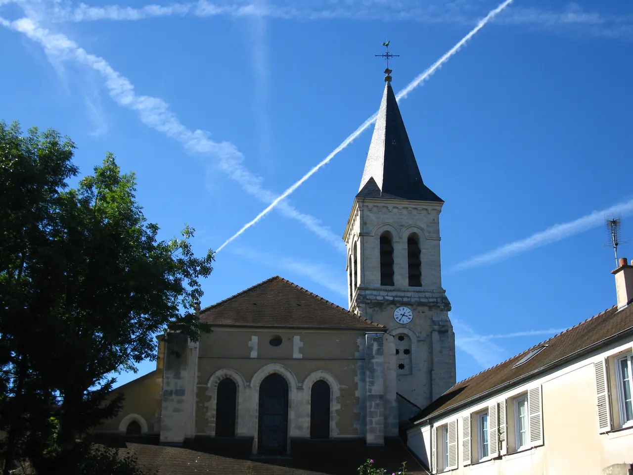 Chevet et clocher de l'église Notre-Dame de Villecresnes