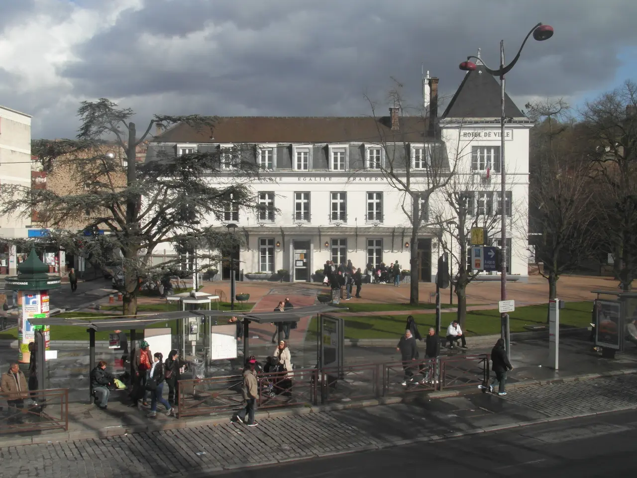 File:Mairie de Villeneuve-Saint-Georges (Val-de-Marne).jpg