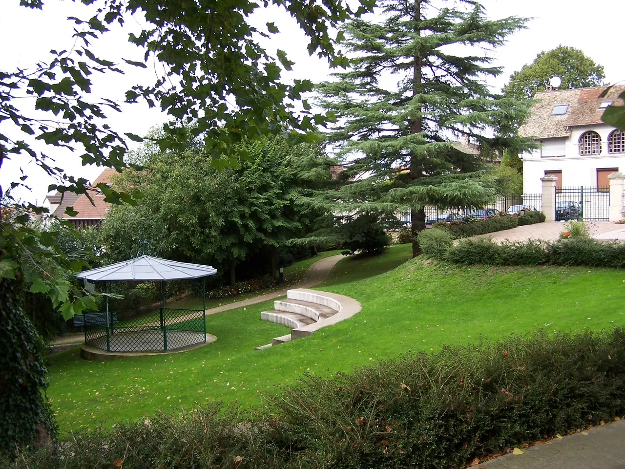 Villiers-Saint-Frédéric Jardin de la mairie