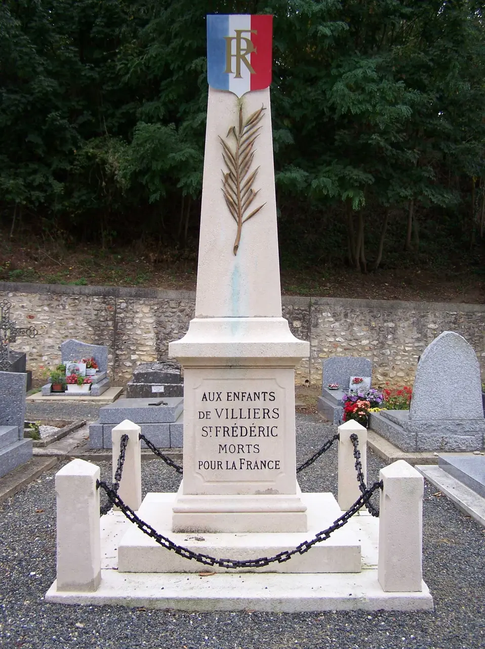 Villiers-Saint-Frédéric Monument aux morts