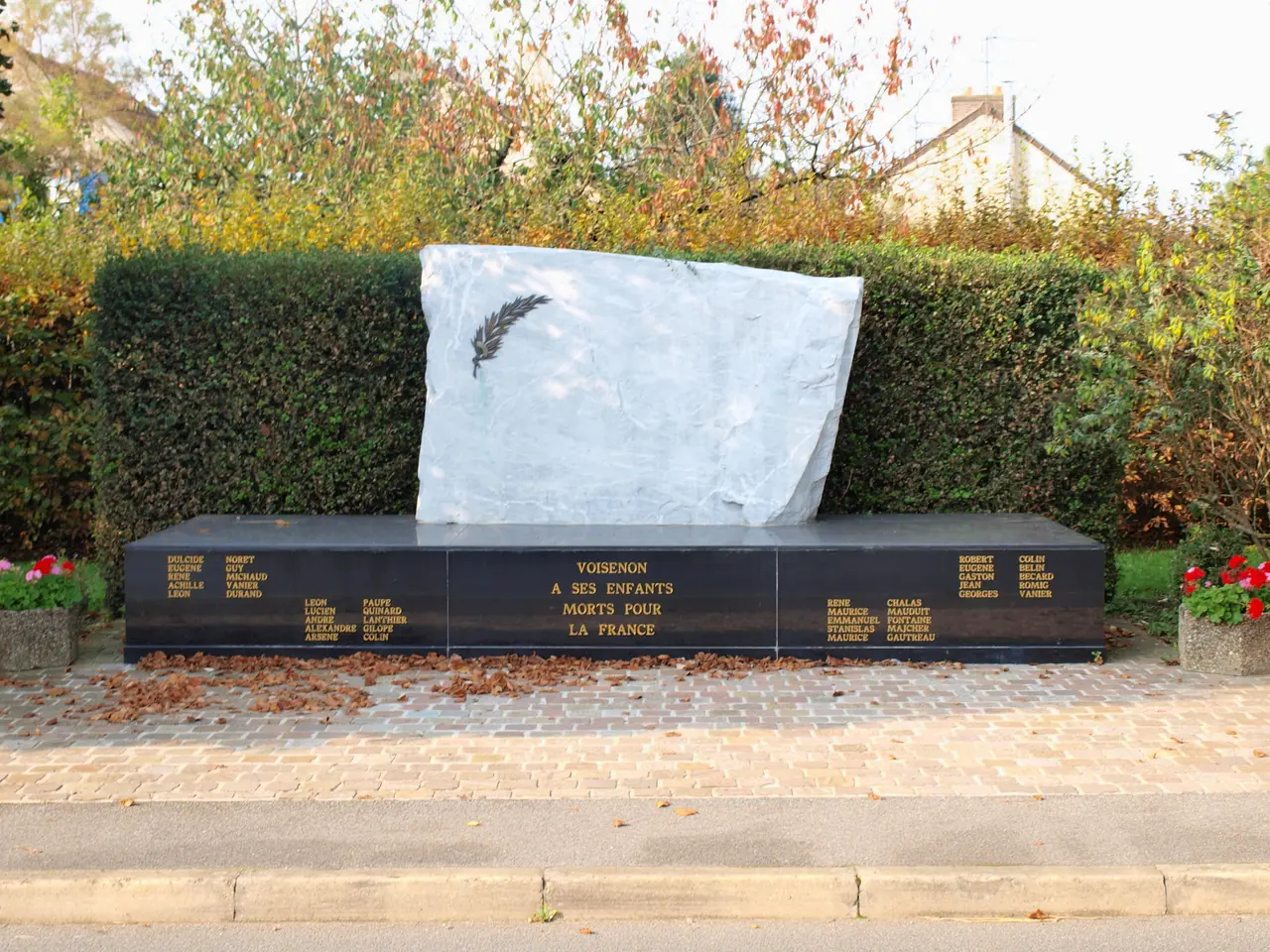 Voisenon-FR-77-monument aux morts-01