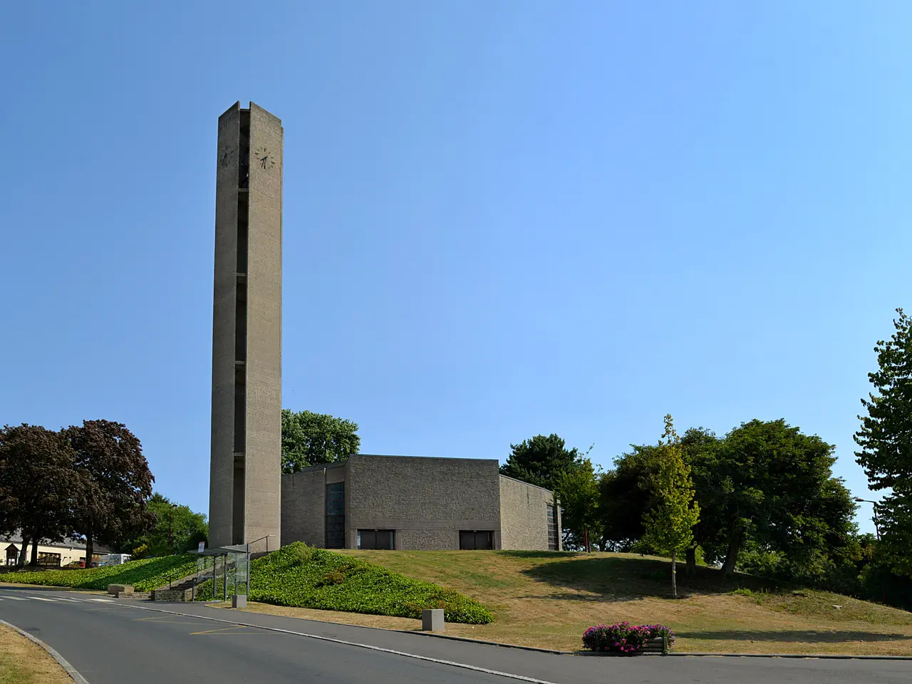 Église Notre-Dame-de-la-Nativité de Cahagnes. Vue sud-est