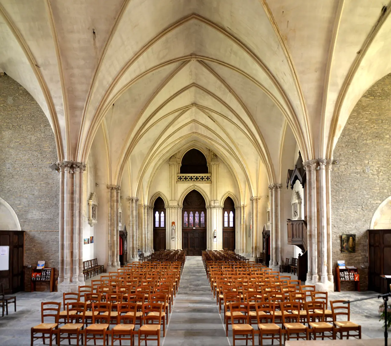 Nef depuis le chœur de l'église Saint-Clair et Saint-Martin de Caumont-sur-Aure (Caumont-l'Éventé)