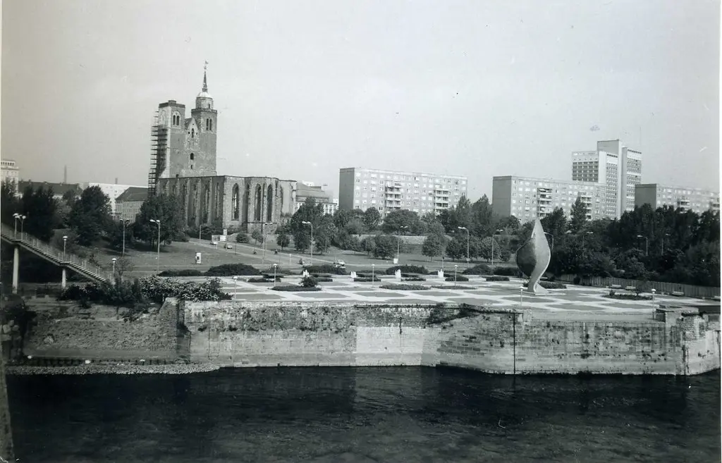 Magdeburg Elbeufer mit Johanniskirche in Ruinen. May 1990