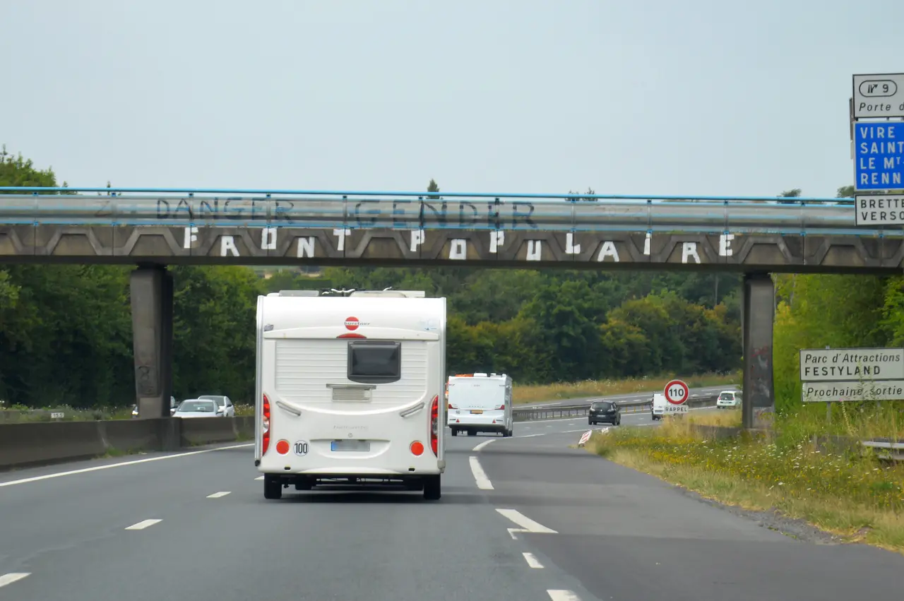 Front Populaire graffiti on bridge across the N814, Éterville, 2024