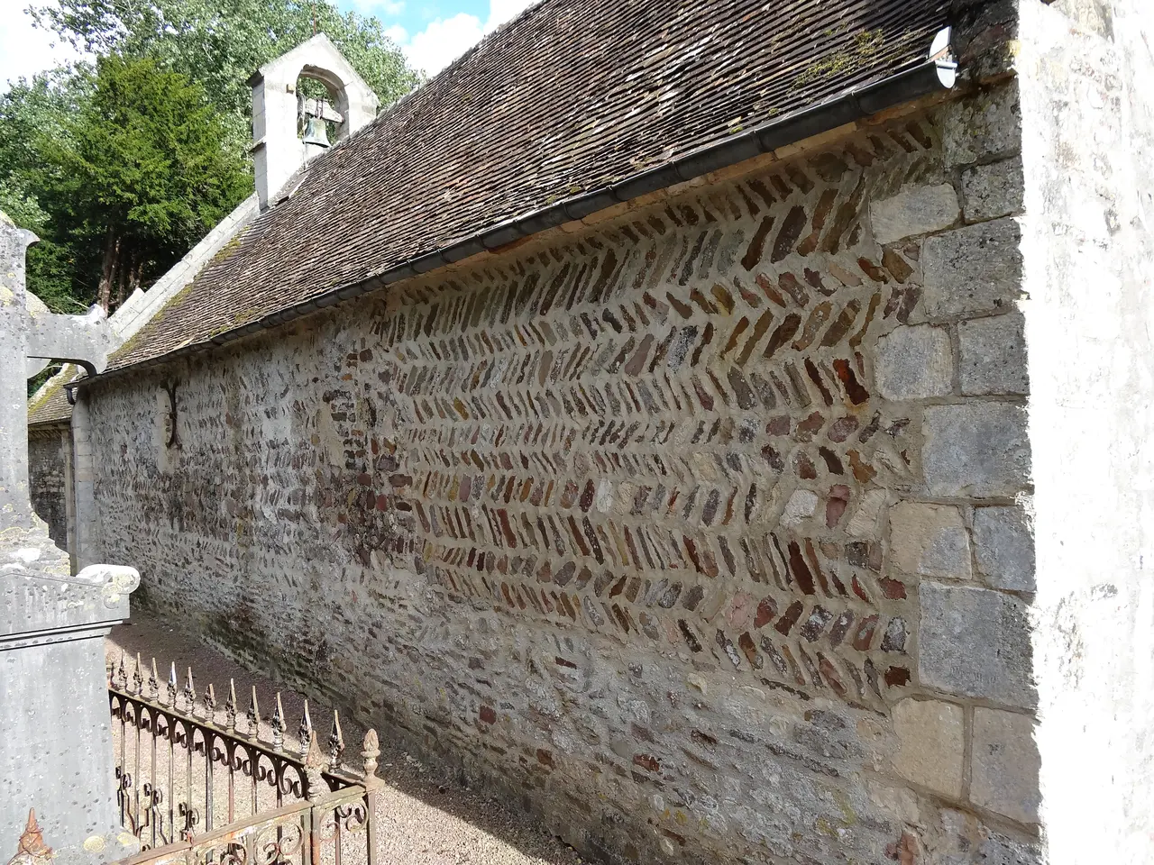 Feuguerolles-Bully, église Saint-Martin, façade nord de la nef, en arête-de-poisson