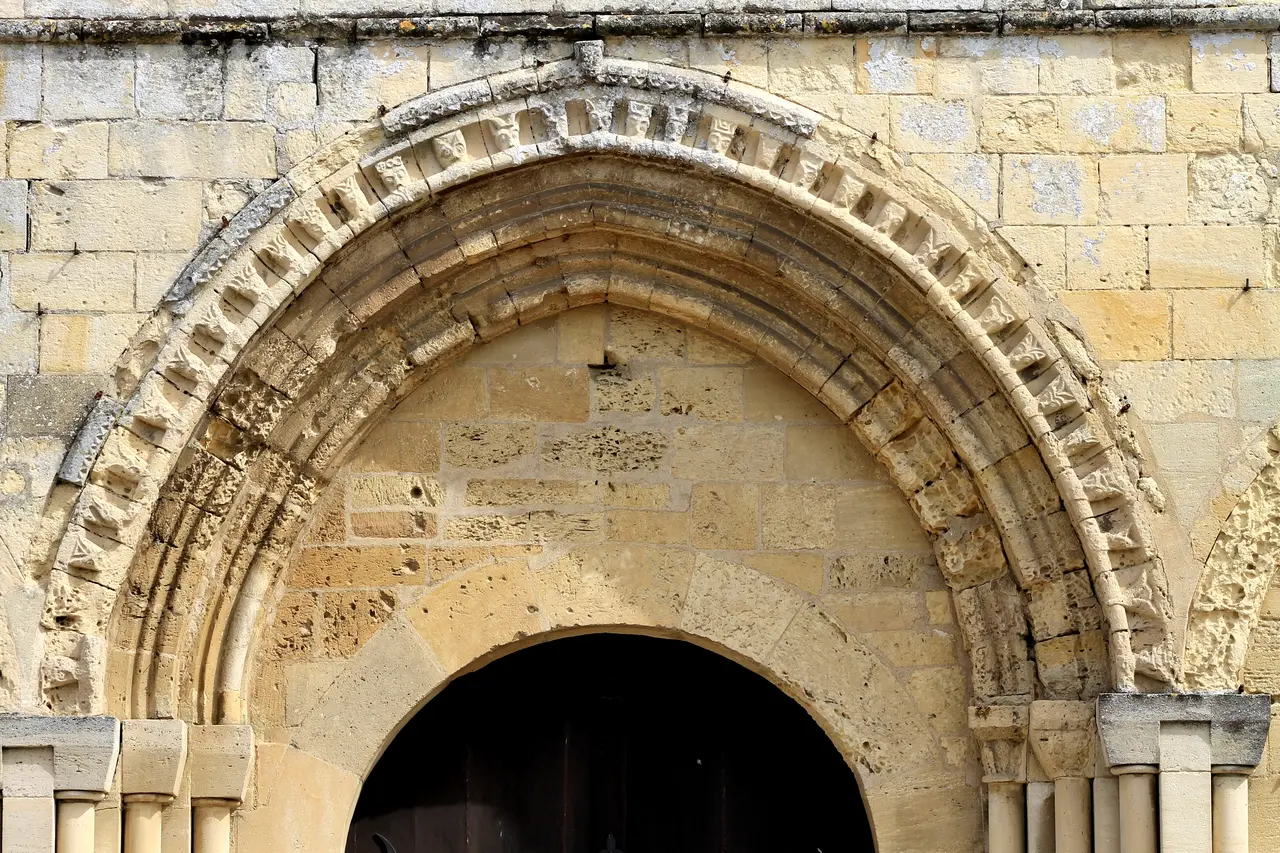 File:Fontaine-Étoupefour église Saint-Pierre archivolte.JPG